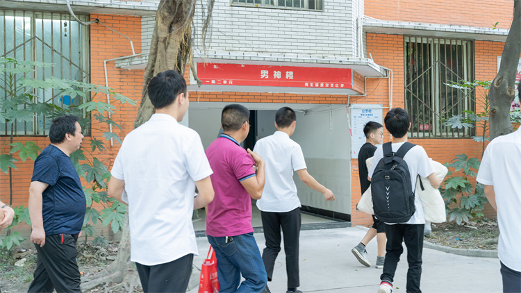 同成長，齊奮進(jìn)！自貢雙胞胎兄弟雙雙報(bào)考成都新華