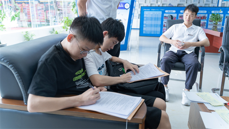 同成長，齊奮進(jìn)！自貢雙胞胎兄弟雙雙報(bào)考成都新華