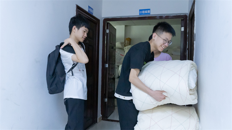 同成長，齊奮進(jìn)！自貢雙胞胎兄弟雙雙報(bào)考成都新華