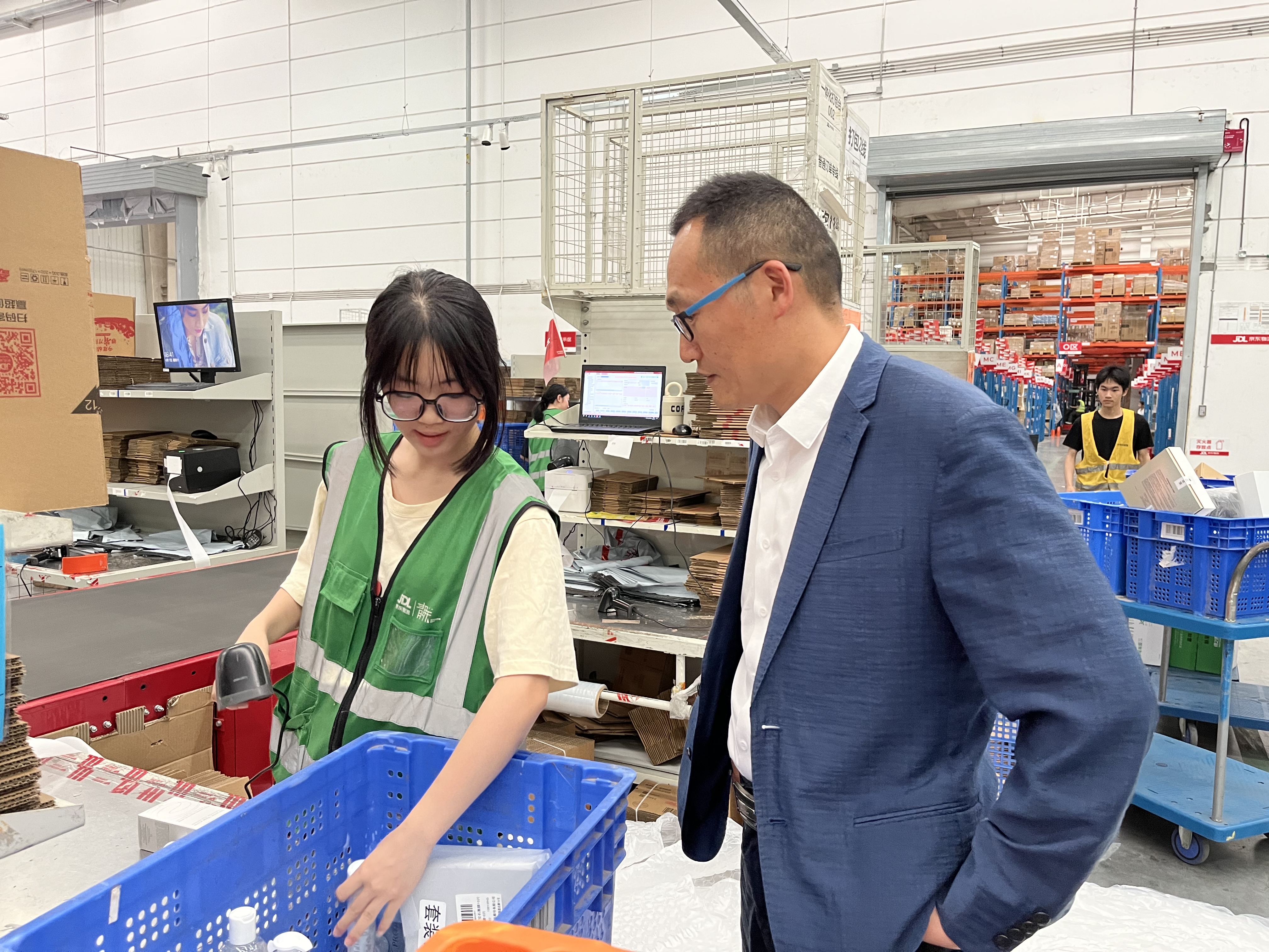 <b>學(xué)校領(lǐng)導(dǎo)走訪京東了解學(xué)子實踐情況</b>