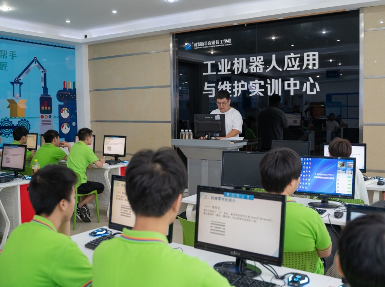 <b>成都新華工業(yè)機器人暑期夏令營,開營！</b>