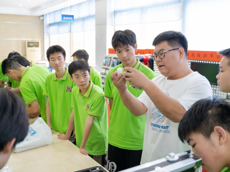 成都新華工業(yè)機器人暑期夏令營,開營！