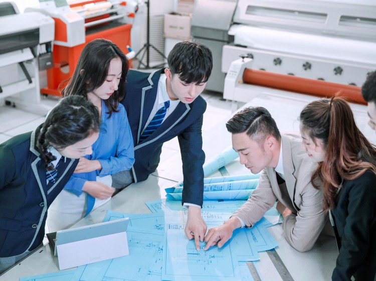 萬象人生，成都新華學(xué)子引領(lǐng)職業(yè)未來