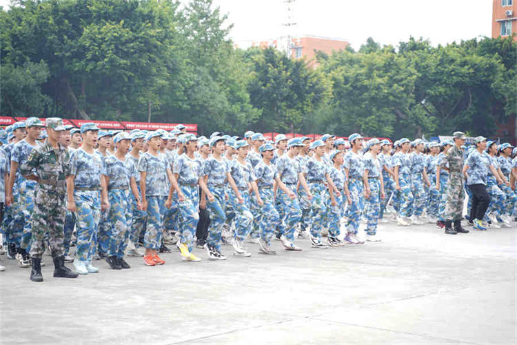 強(qiáng)國復(fù)興有我——2023四川新華電腦學(xué)校秋季軍訓(xùn)匯演圓滿落幕