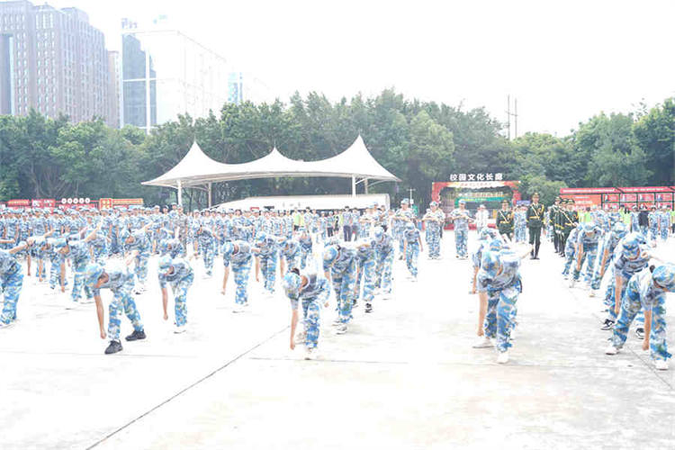 強(qiáng)國復(fù)興有我——2023四川新華電腦學(xué)校秋季軍訓(xùn)匯演圓滿落幕