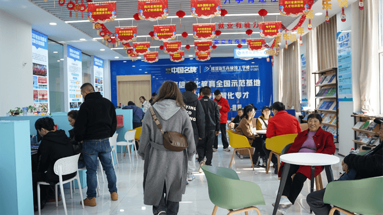 堅(jiān)持熱愛，一往無(wú)前|來(lái)看她為什么選擇成都新華？