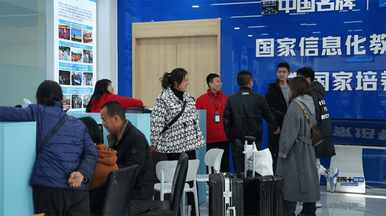 堅(jiān)持熱愛，一往無(wú)前|來(lái)看她為什么選擇成都新華？