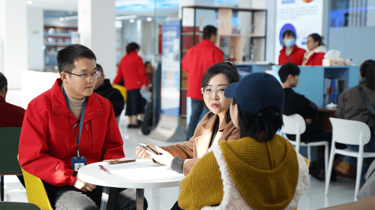 堅(jiān)持熱愛，一往無(wú)前|來(lái)看她為什么選擇成都新華？