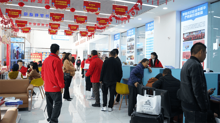 堅(jiān)持熱愛，一往無(wú)前|來(lái)看她為什么選擇成都新華？