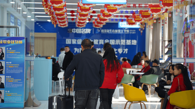 堅(jiān)持熱愛，一往無(wú)前|來(lái)看她為什么選擇成都新華？