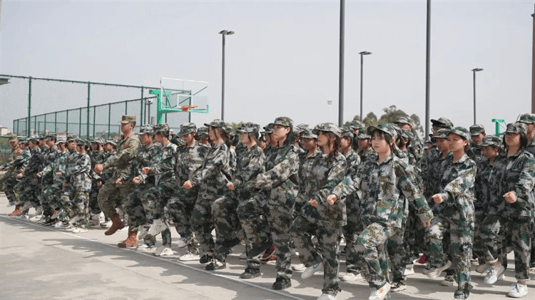 2024級(jí)春季新生軍事素質(zhì)拓展訓(xùn)練匯報(bào)表演