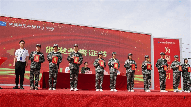 2024級(jí)春季新生軍事素質(zhì)拓展訓(xùn)練匯報(bào)表演