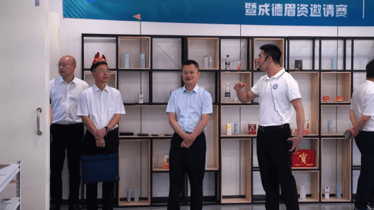 <b>人社廳領(lǐng)導(dǎo)一行蒞臨成都新華考察調(diào)研</b>