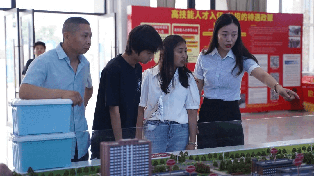 中考成績(jī)已陸續(xù)出爐，成都新華報(bào)名火熱