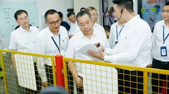 <b>普布頓珠在成都調(diào)研時(shí)強(qiáng)調(diào)大力發(fā)展技工教育</b>