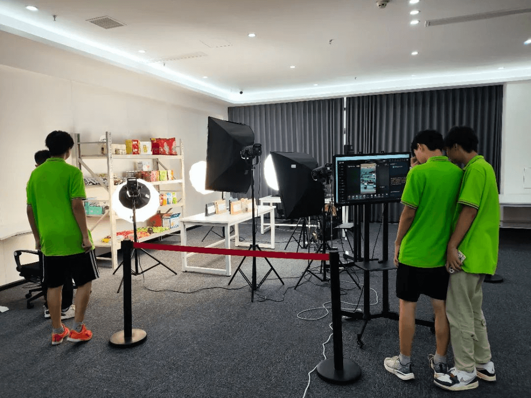成都新華學(xué)子走進(jìn)資陽(yáng)數(shù)字經(jīng)濟(jì)及電商直播基地