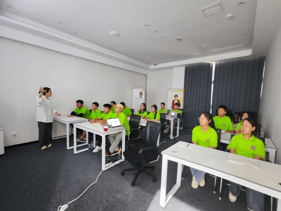 成都新華學(xué)子走進(jìn)資陽(yáng)數(shù)字經(jīng)濟(jì)及電商直播基地