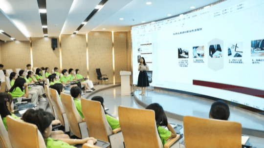 <b>明晰職業(yè)規(guī)劃：酒店行業(yè)大咖走進(jìn)成都新華</b>