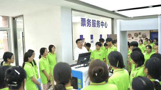 <b>成都新華高級(jí)乘務(wù)與行政管理專業(yè)模擬面試圓滿收官</b>