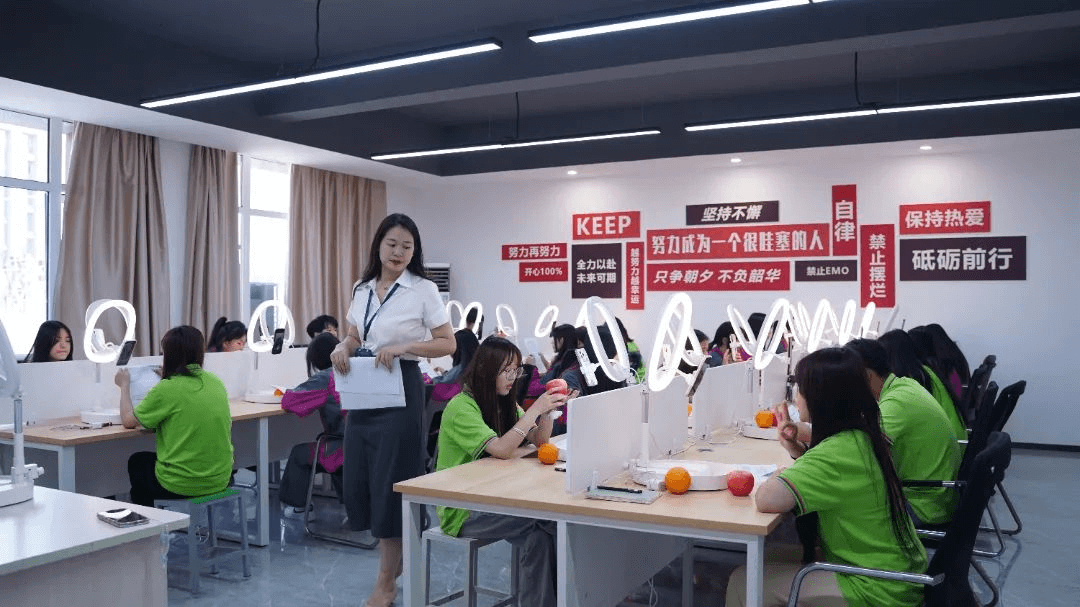 家長(zhǎng)請(qǐng)放心，孩子在新華都挺好！