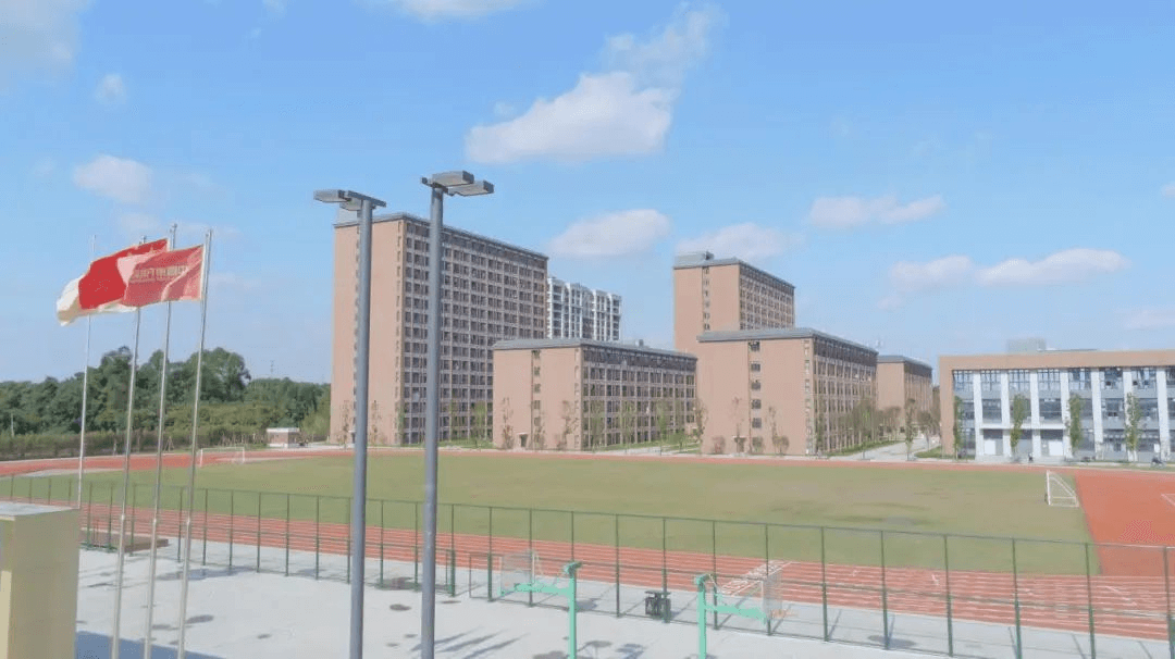 家長(zhǎng)請(qǐng)放心，孩子在新華都挺好！