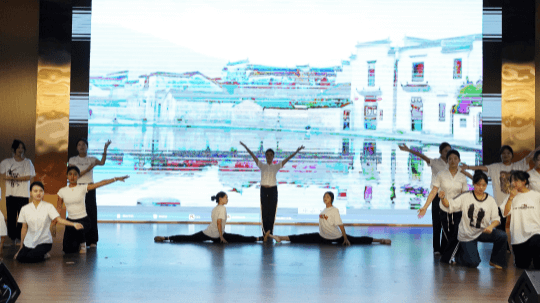 <b>2024年“慶國(guó)慶·迎新生”文藝晚會(huì)盛大啟幕</b>