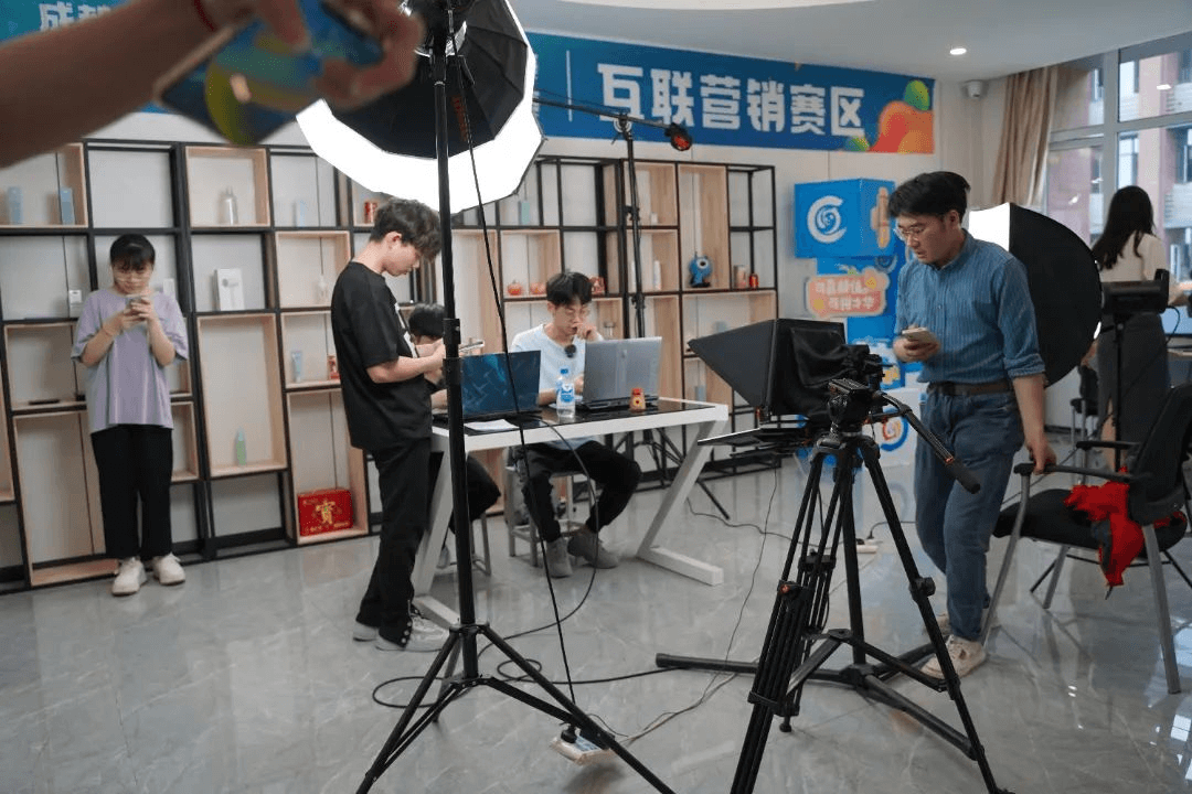 每100個中國人就有1人專職網(wǎng)絡(luò)主播