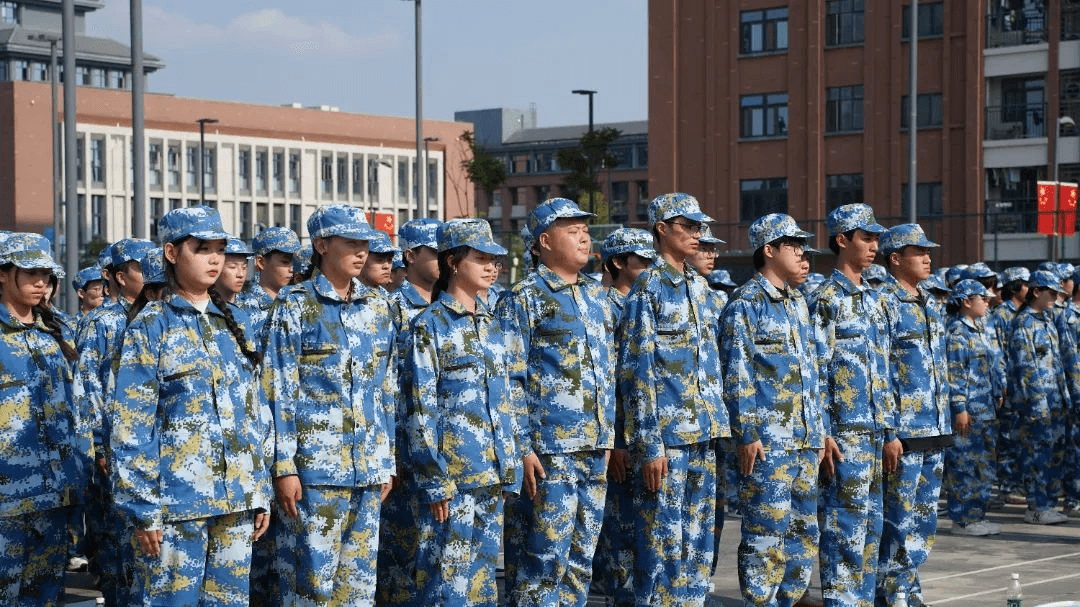 成都新華2024年秋季新生軍事素質(zhì)拓展訓(xùn)練