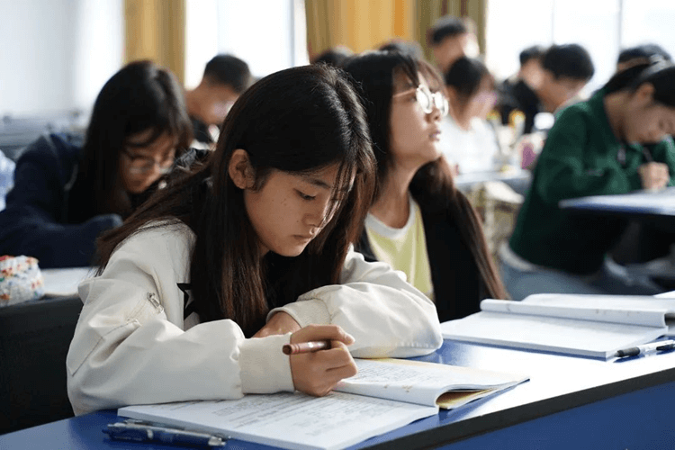 初中讀不下去了，可以來成都新華學(xué)技能嗎