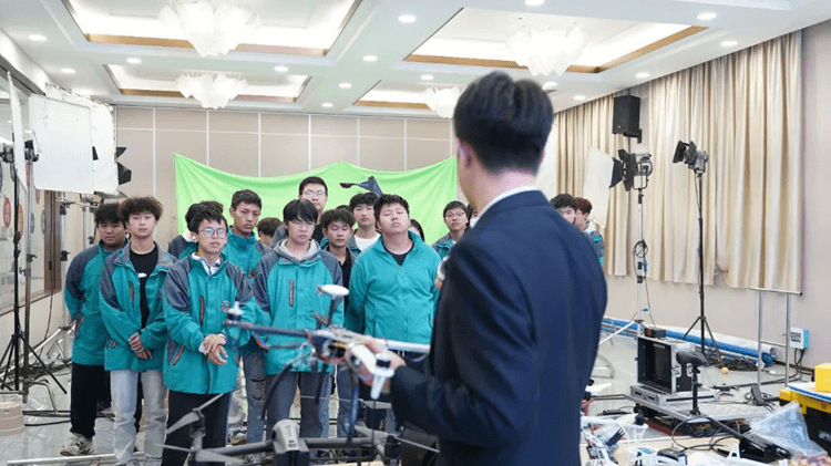 就業(yè)寒冬，初高中生考不上大學，出路到底在哪里