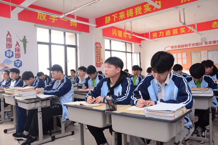 高一高二成績不理想？成都新華助你升學就業(yè)兩不誤！