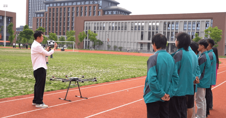 成都新華無人機專業(yè)助你未來高飛