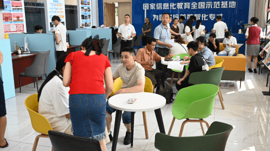 <b>報(bào)讀手冊(cè)|2025級(jí)新生報(bào)名入學(xué)答疑解惑看這里</b>