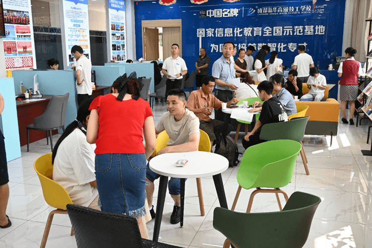 報(bào)讀手冊(cè)|2025級(jí)新生報(bào)名入學(xué)答疑解惑看這里