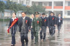 
								四川新華電腦學(xué)院新生軍訓(xùn)匯演
							