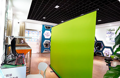 四川新華電腦學(xué)院VR虛擬現(xiàn)實(shí)體驗(yàn)廳