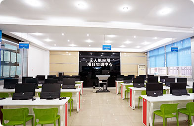 四川新華電腦學(xué)院無(wú)人機(jī)實(shí)訓(xùn)基地