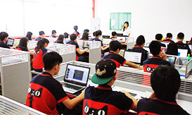 天貓創(chuàng)業(yè)與運(yùn)營班實(shí)訓(xùn)認(rèn)真上課的學(xué)生