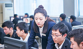 軟件開發(fā)實(shí)訓(xùn)中心認(rèn)真上課的學(xué)生