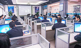 軟件實(shí)訓(xùn)室上課的學(xué)生一角