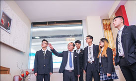 老師現(xiàn)場(chǎng)指導(dǎo)同學(xué)